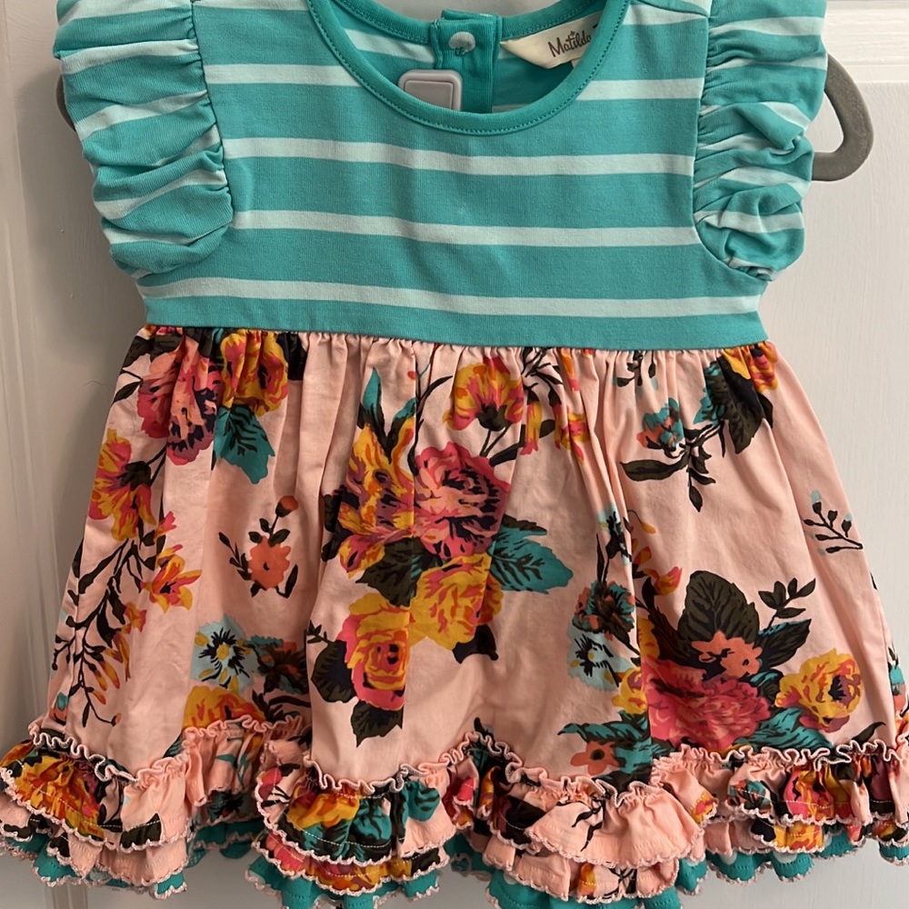 Super cute spring floral outfit! Comes with shirt and bloomers!